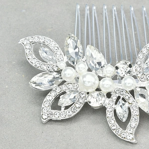 Détail macro d'un peigne à cheveux en alliage argenté avec perles et zircon forme feuille