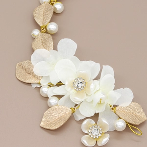 Détails de pétales en tissu blanc et feuilles dorées avec perles pour coiffure de mariée