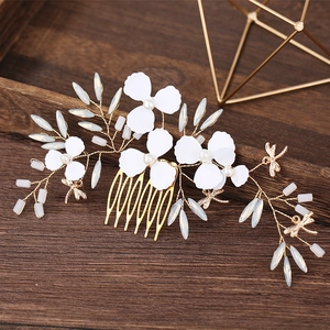 Peigne à cheveux fait main avec fleurs blanches et perles pour coiffure de mariée