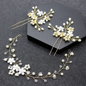 Goldenes Braut-Haar-Set mit weißen Blumen, Perlen und U-förmigen Haarnadeln für Hochzeitsfrisuren