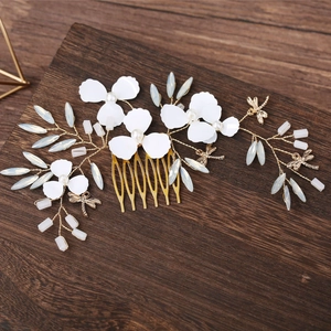Peigne à cheveux fleurs blanches avec libellule en métal et perles sur bois