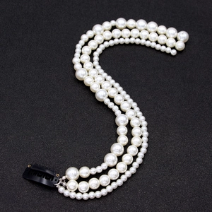 Barrette à cheveux élégante multicouche avec perles blanches et fixation en métal noir