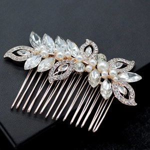 Vue détaillée du peigne à cheveux floral doré orné de strass et de perles blanches