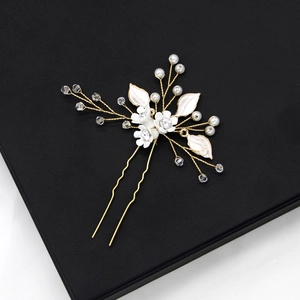 Vue détaillée de l'épingle à cheveux mariée en U avec perles et strass floraux blancs