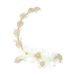 Détails du serre-tête de mariée avec fleurs en tissu blanc et feuilles en métal doré