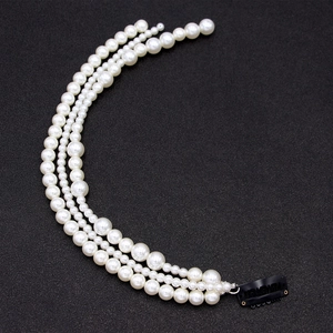 Pince à cheveux à trois couches de perles blanches avec un clip à ressort en métal noir