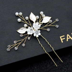 Épingle à cheveux mariée exquise avec fleurs blanches, perles et cristaux sur fil doré
