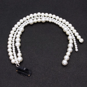 Barrette à cheveux à trois couches de perles blanches nacrées avec clip en métal noir