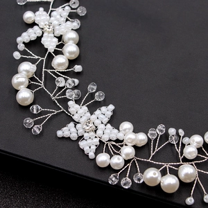 Serre-tête de mariée fait main avec perles blanches et fleurs en cristal sur fil argenté