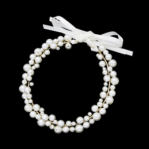 Serre-tête de mariée fait main avec perles blanches, fil doré et ruban de satin blanc