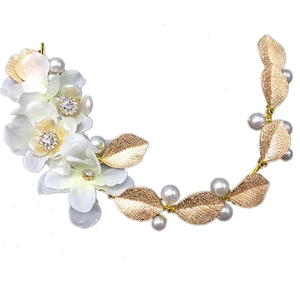 Serre-tête de mariée élégant avec fleurs en tissu blanc, feuilles dorées et perles