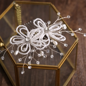 Peigne à cheveux fleurs perlées blanches avec strass pour coiffure de mariée chic