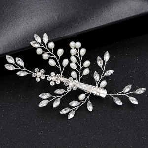 Détail d'une pince à cheveux de mariée faite main avec perles et cristaux scintillants