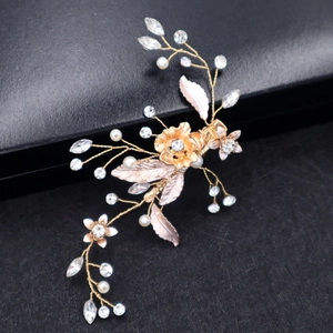Détail d'une pince à cheveux de mariée avec perles et strass sur fond de cuir noir