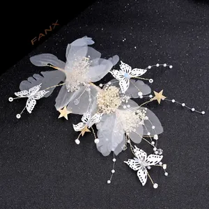 Accessoire de mariage fait main avec papillons en tulle blanc et fleurs séchées