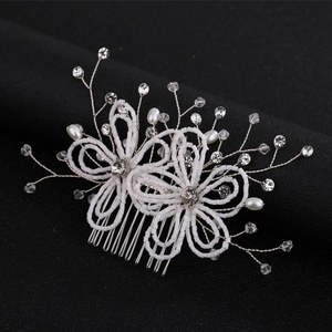 Peigne à cheveux fleur en perles blanches avec cristaux pour coiffure de mariée