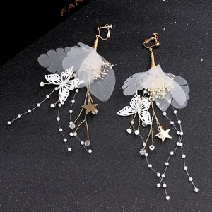 Clips d'oreilles papillon en tulle blanc avec pompon étoile et fleurs séchées de mariée