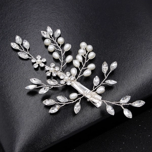 Pince à cheveux de mariée élégante avec perles naturelles et strass motif floral