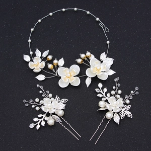 Parure de mariée avec fleurs blanches artisanales et perles sur un fond noir