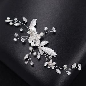 Pince à cheveux de mariée faite main avec fleurs argentées, perles et strass brillants