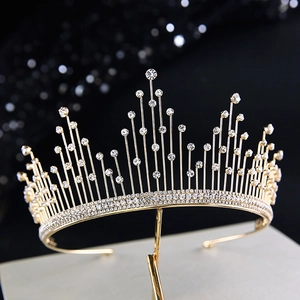 Couronne de mariée étincelante avec base dorée et cristaux blancs pour fêtes et mariages