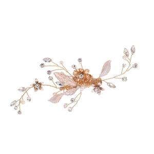 Détail de pince à cheveux mariée avec perles, strass et feuilles de fleurs or rose