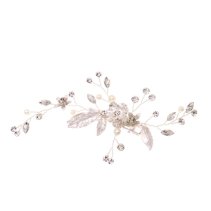 Vue détaillée de l'épingle à cheveux mariée avec fleurs argentées perles et strass