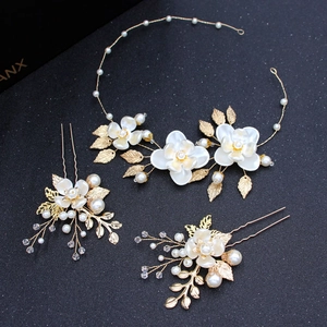 Détail macro du set d'accessoires mariée avec fleurs en résine et perles sur alliage