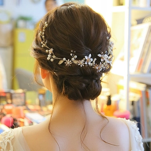 Vigne de cheveux de mariée avec fil doré perles et fleurs blanches sur coiffure chignon