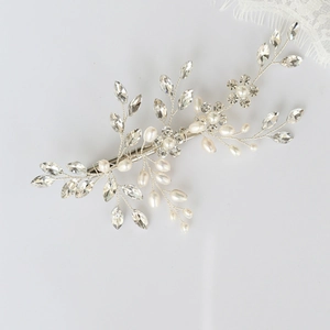 Détail de pince à cheveux de mariée argentée avec strass marquise et perles blanches de mariage