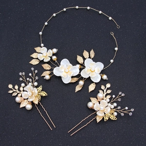 Set d'accessoires cheveux mariée avec feuilles dorées, fleurs blanches et perles sur noir