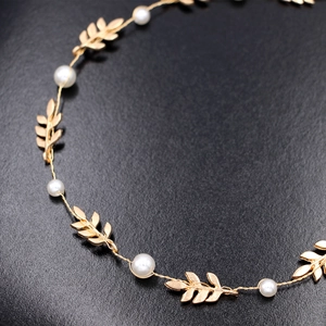 Serre-tête de mariée doré élégant avec perles blanches et feuilles métalliques