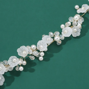Eleganter Brauthaarschmuck mit weißen Kristallblumen und Perlen auf Golddraht