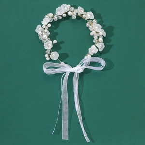 Exquisite Braut Haarschmuck mit Kristallblumen und weißen Organzabändern auf dunkelgrün