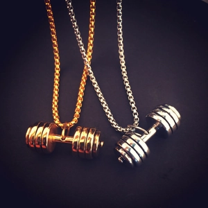 Collar con colgante de mancuerna hip-hop en oro y plata con cadena de eslabones cuadrados