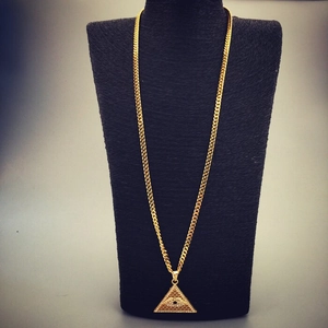 Détail du collier hip hop doré avec pendentif triangle Œil de la Providence