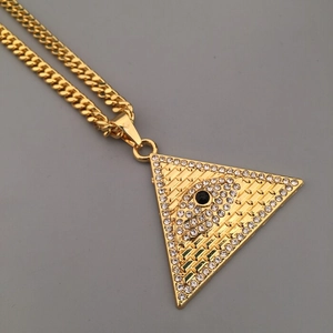 Détail du pendentif triangle œil de la providence doré hip hop avec oxydes de zirconium