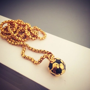 Collana con ciondolo a forma di calcio oro e nero con catena box per sport e stile hiphop