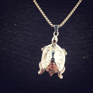 Gros plan détaillé d'un pendentif tortue hip-hop doré avec textures de carapace fines