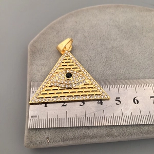 Détail du pendentif pyramide œil maléfique hip hop montrant la mesure de 4,5 cm