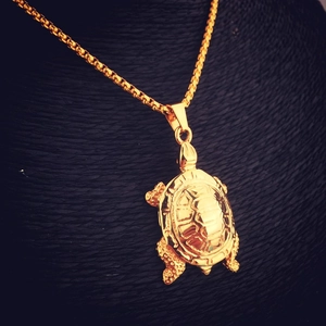 Collier avec pendentif tortue dorée de style hip-hop et chaîne à maille vénitienne