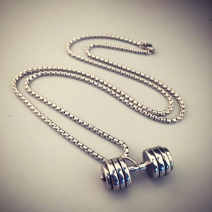 Collar con colgante de mancuerna plateada y cadena box para hombre fitness