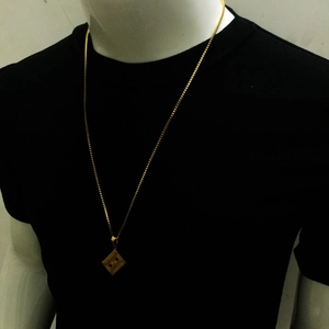 Vista de detalle del collar de cadena de caja dorada hip hop en un maniquí negro