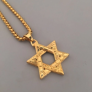 Collana hip-hop con ciondolo a esagramma dorato, incisioni floreali e catena box