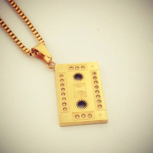Collar hiphop con colgante de cinta de casete dorada y cristales en cadena box