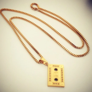 Collar hip hop con cadena box dorada y un colgante vintage en forma de casete