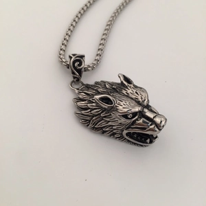 Gothic style roaring wolf head pendant necklace in retro silver with wheat chain