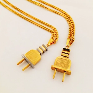 Detalle de collar hip-hop con colgante en forma de enchufe y grabado Love You en cadena oro