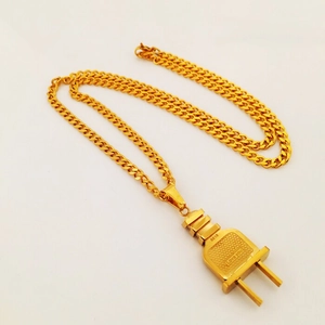 Primer plano del colgante de enchufe dorado con grabado Love You y el número 8818
