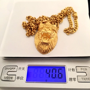 Detailed view of hip hop lion pendant on a digital scale showing weight of 40.6 grams